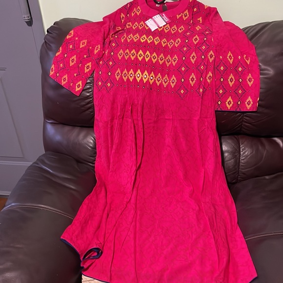 It is small for me. Indian Kurti, bright pink color with printed design 3/4 slee - Picture 10 of 13